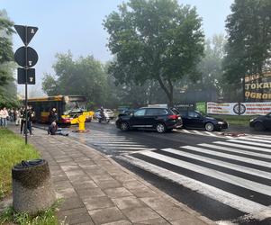 Wypadek na Krakowskiej w Łodzi. Autobus zderzył się czołowo z samochodem osobowym 