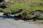  Jaktorów: 15-latek na rowerze wpadł pod samochód. Auto dachowało, są ranni