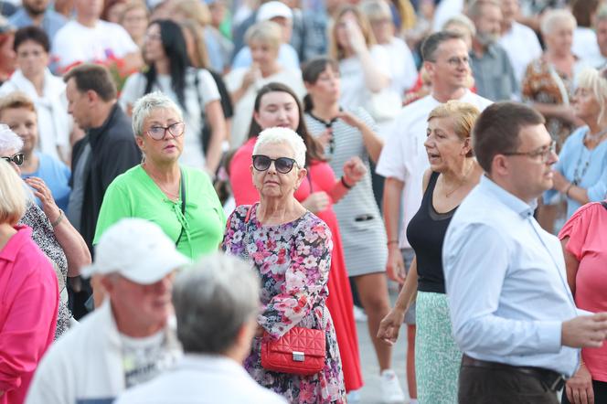 Potańcówka przed teatrem w Katowicach