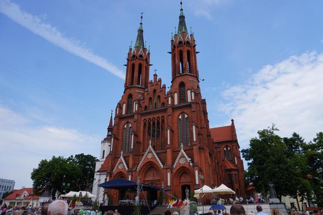 Boże Ciało 2024. Tłumy wiernych przeszły w procesji ulicami Białegostoku