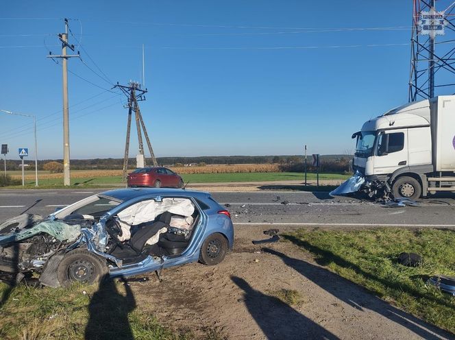 Wypadek na DK11 pod Lublińcem. Jedna osoba uwięziona w aucie