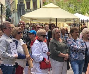 Protest „Ani Jednej Więcej!” w Rybniku. Protestowano przed biurem PiS [ZDJĘCIA]