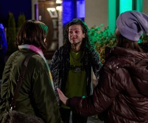 Na Wspólnej odc. 4024. Ula (Julia Jurek), Dorota (Anastazja Kohut), chłopak (Dusiek Olszański)