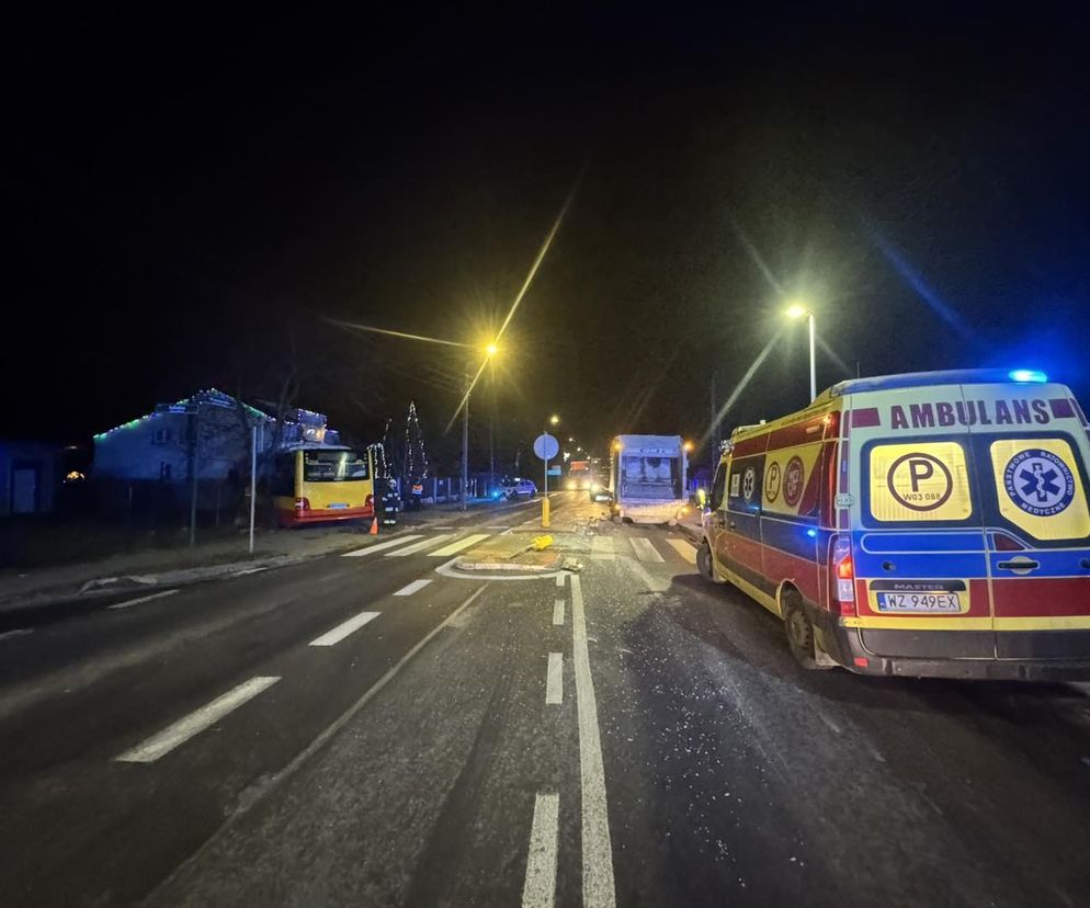 Zderzenie śmieciarki i autobusu miejskiego pod Warszawą. Jedna osoba poszkodowana