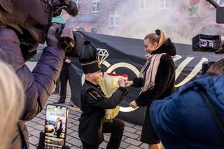 Górnik oświadczył się dziewczynie w Barbórkę, a orkiestra górnicza robiła im papararam