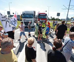 Protest mieszkańców w Letnicy. Czarny pył do domu leci, tak się truje nasze dzieci 