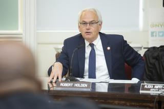 Radny Holden pomaga zablokować głosy imigrantów