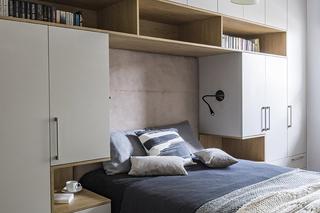 Zabudowa meblowa wokół łóżka