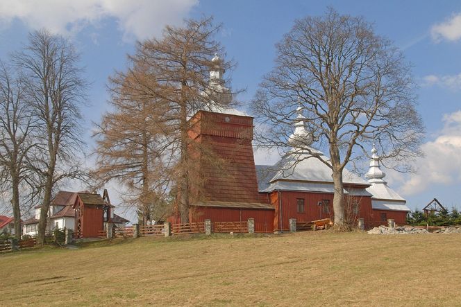 Ta małopolska wieś należała kiedyś do biskupa. Mieszkali w niej Łemkowie