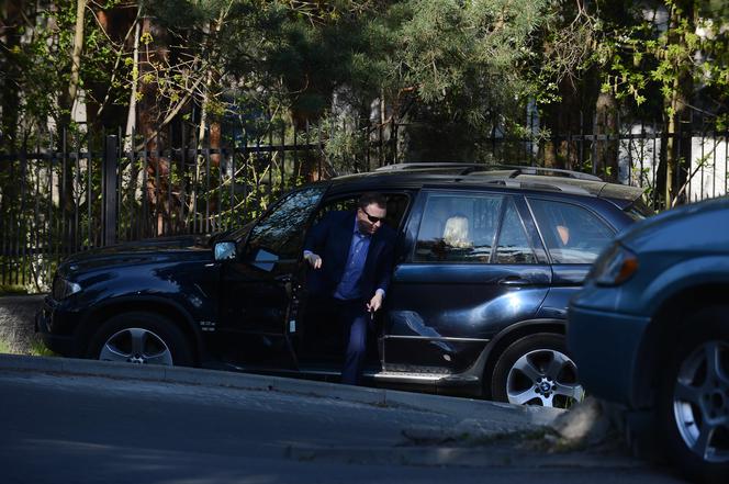 Jacek Kurski z rodziną święci pokarmy w kościele