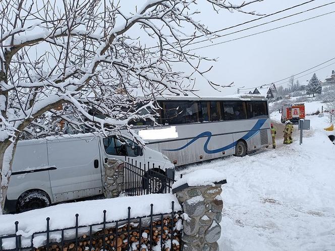 Na Podhalu autokar wpadł z poślizg i zderzył się z busem. Przewoził ponad 40 dzieci