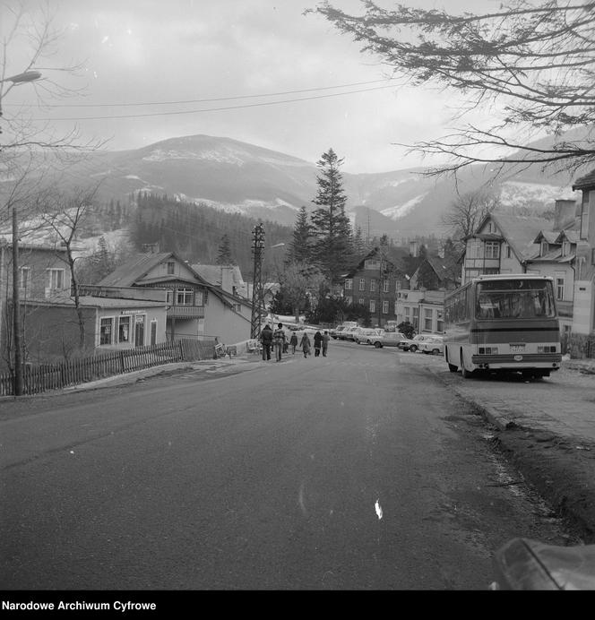 Widok na Karkonosze. Karpacz 1962