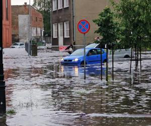 Nawałnica nad Gnieznem. Miasto zalały strumienie wody po ulewie i gradobiciu [ZDJĘCIA].