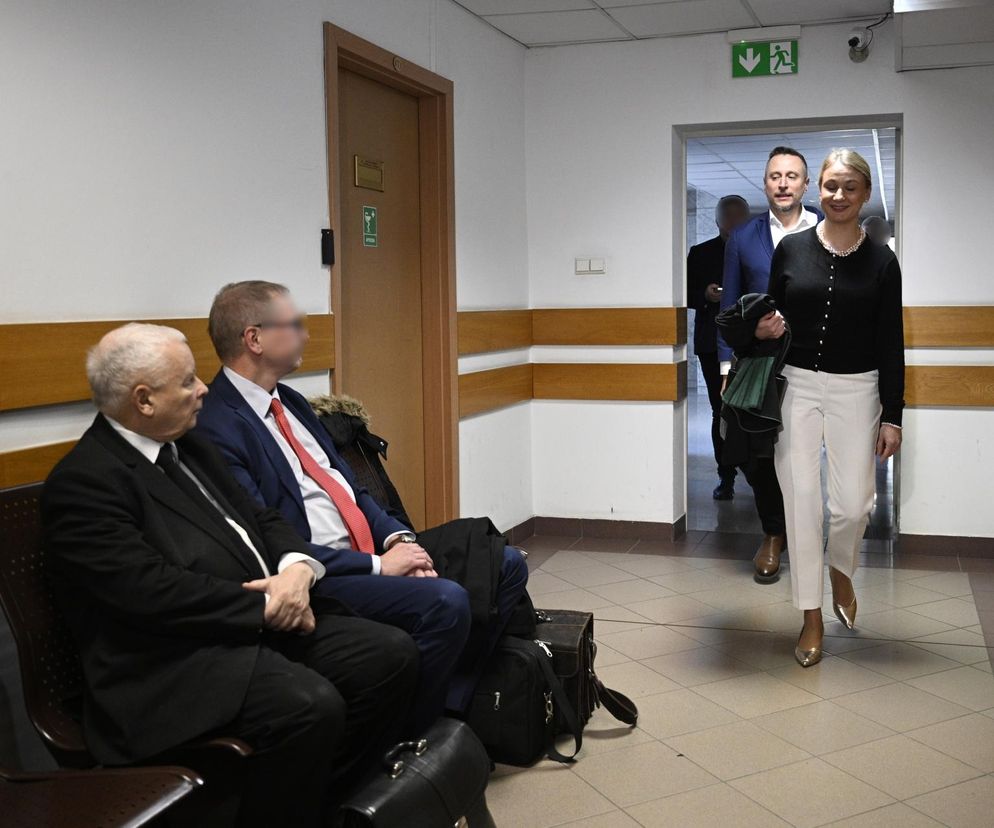 Pojedynek na piorunujące spojrzenia! Kaczyński i Brejza zmierzyli się wzrokiem w sądzie