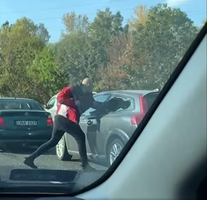 Atak szaleńca na drodze w Katowicach. Wpadł w amok i rozwalał auto stojące w korku WIDEO