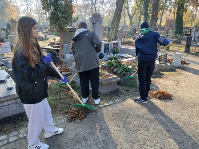 Uczniowie w czasie lekcji posprzątali Cmentarz Starofarny w Bydgoszczy. To dla nich ważna szkoła!