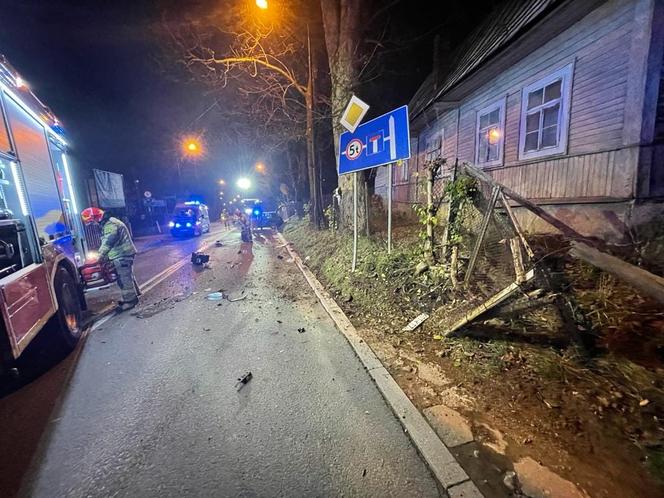 Młody kierowca wypadł z jezdni i huknął w drzewo. Szalał po Zakopanem w środku nocy
