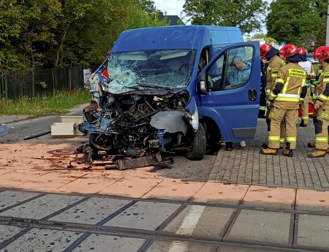 Zderzenie lokomotywy z busem pod Brzezinami. Fatalny wypadek na przejeździe kolejowym