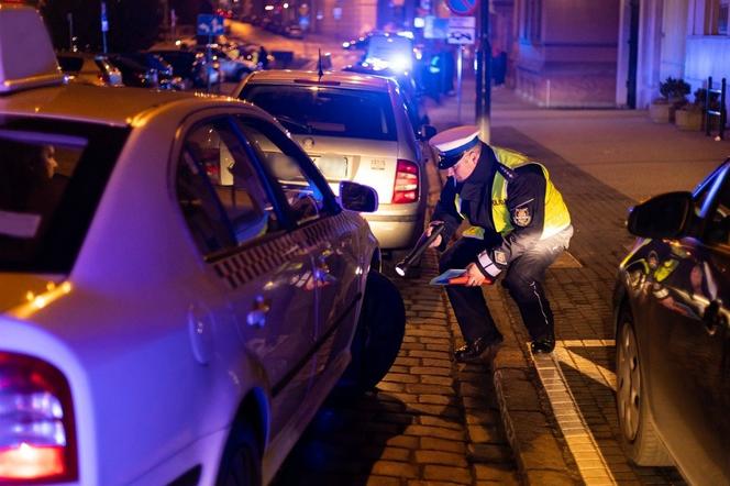 Policja w czasie kontroli kierowców taksówek na aplikacje w Poznaniu