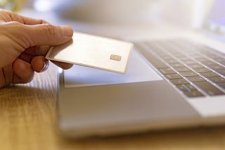 Fałszowanie dokumentów tożsamości to poważne przestępstwo. Ministerstwo Cyfryzacji ostrzega 