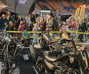 Kustomhead 2025 we Wrocławiu. W Hali Stulecia pokazano zabytkowe amerykańskie auta, motocykle i rowery 