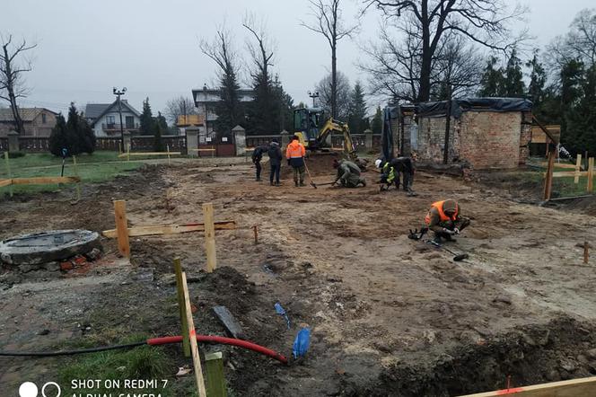 Groby pod kościołem
