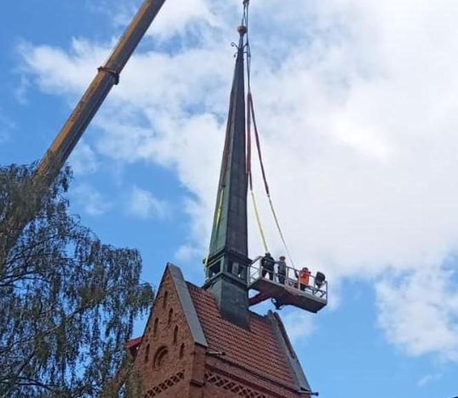 Iglica kościoła skrywała tajemnicę sprzed lat. Sensacyjne odkrycie w Juchowie