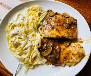 Prosty sposób na obiad po włosku. Kurczak Marsala wygląda elegancko i smakuje nieziemsko