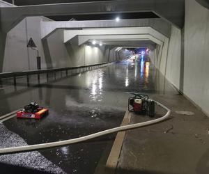 Zniszczona droga w Dominicach, zalany tunel drogowy w Kościanie