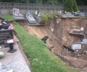 Na cmentarzu zapadła się ziemia! W gigantycznej dziurze zaległo kilkadziesiąt grobów [ZDJĘCIA]