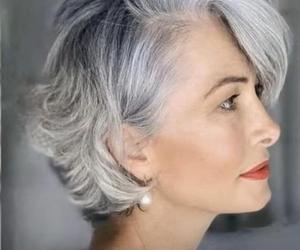 To 3 najlepsze fryzury dla kobiet po 60-tce. Odmładzające cięcia idealne na jesień 2023. Wyrzuć wałki i lakier do włosów