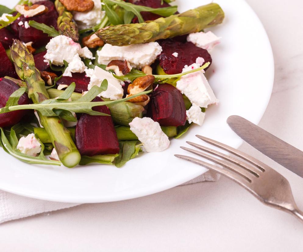 salatka ze szparagami i burakiem