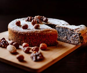 Makowiec z jabłkami. Pyszne i idealnie wilgotne ciasto na Boże Narodzenie