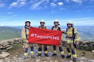 998 strażaków weszło na Śnieżkę. Na szczyt Karkonoszy poszli z ważnym przesłaniem