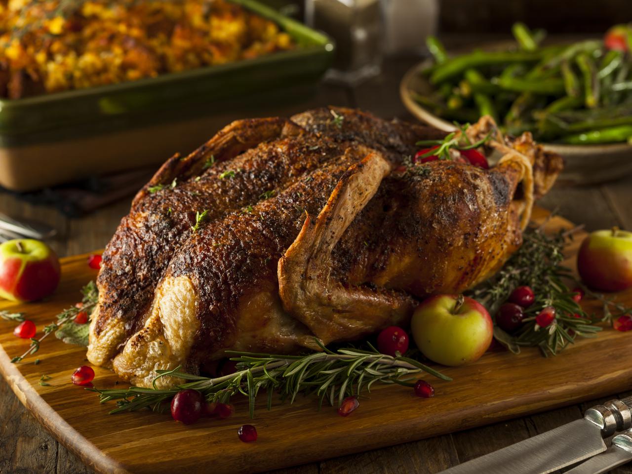 Kaczka z farszem żurawinowym i jabłkami: hit jesiennej kuchni