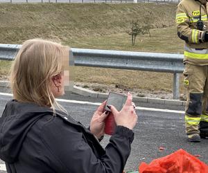 Horror w powiecie wołomińskim. Przerażający wypadek. Honda koziołkowała przez kilkadziesiąt metrów