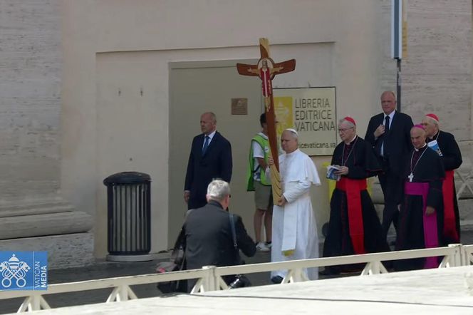 Papież z krzyżem