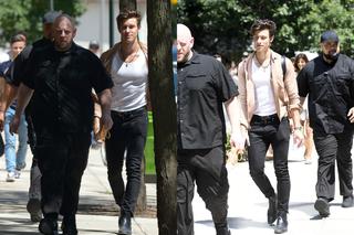 Shawn Mendes w obstawie ochroniarzy jedzie na koncert [ZDJĘCIA]