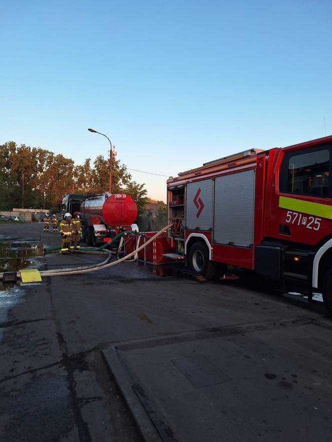 Ogromny pożar na terenie zakładu recyklingu odpadów w Rawiczu