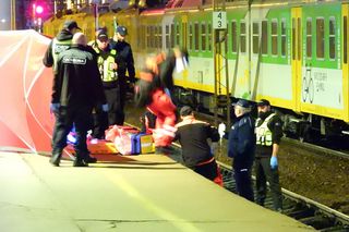 Młody mężczyzna wpadł między peron a pociąg w Warszawie. Został zmiażdżony