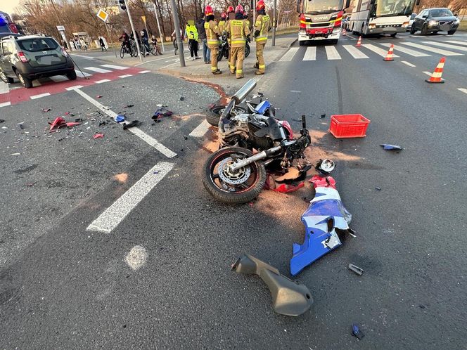 Śmiertelny wypadek na Ursynowie. Morocyklista wjechał w bok osobówki. Nie żyje