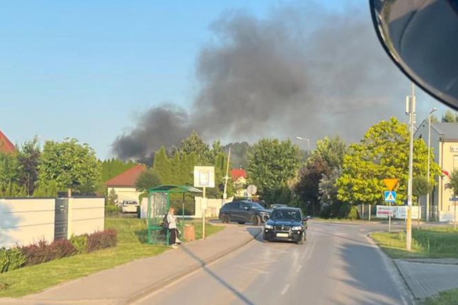 Zapalił się samochód, ogień zajął dom. Dramatyczny pożar w Jabłonnie