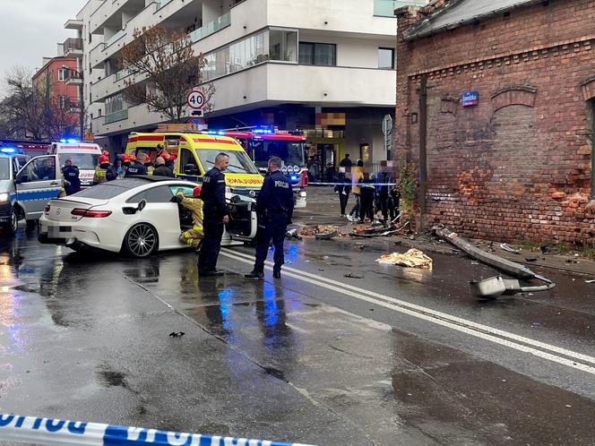 Pościg na Pradze, sportowy mercedes kompletnie rozbity. Trzy osoby trafiły do szpitala