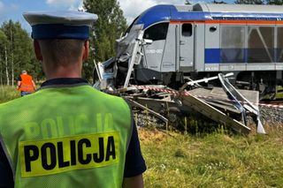 Tragiczny wypadek w Olszynach. Bus zderzył się z pociągiem. Nie żyje kierowca