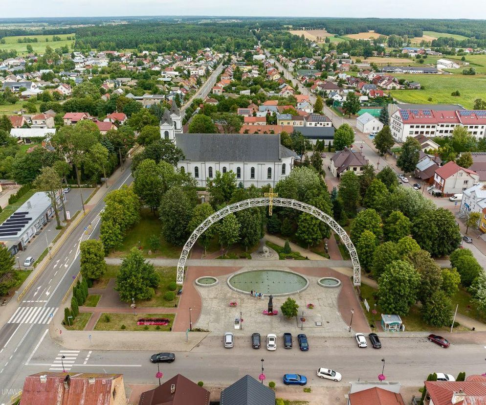 W tej miejscowości na Podlasiu znajduje się geograficzny środek Europy. Leży obok popularnej trasy