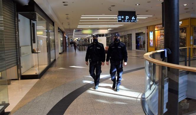Krakowscy policjanci kontrolują przestrzeganie obostrzeń sanitarnych