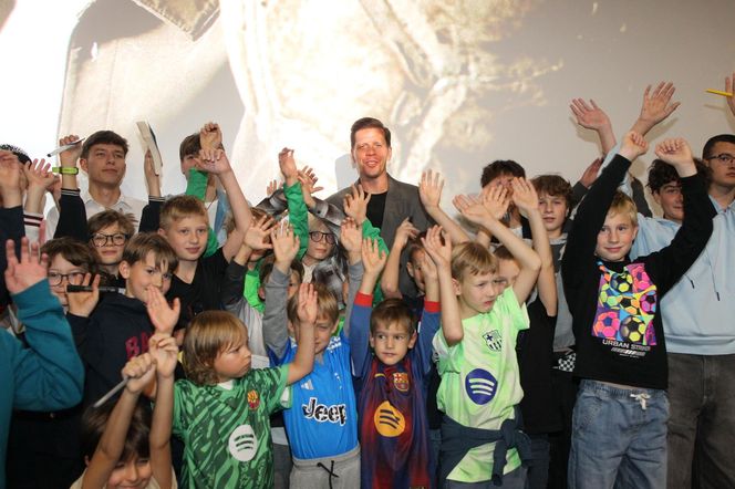Wojciech Szczęsny z dziećmi na premierze filmu o sobie