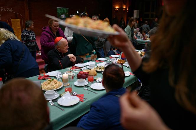 Świąteczne spotkanie kard. Kazimierza Nycza z ubogimi i bezdomnymi