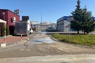 Rzeka betonu zalała ulicę w Warszawie. Auta zatopione aż po felgi!