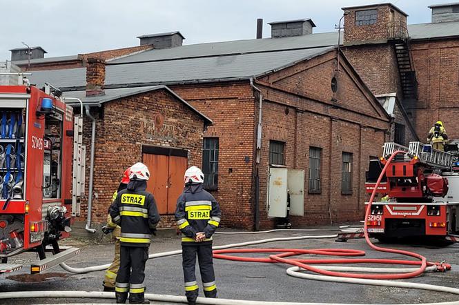 Gigantyczny pożar na Dworcowej. Na miejscu pracuje 15 zastępów